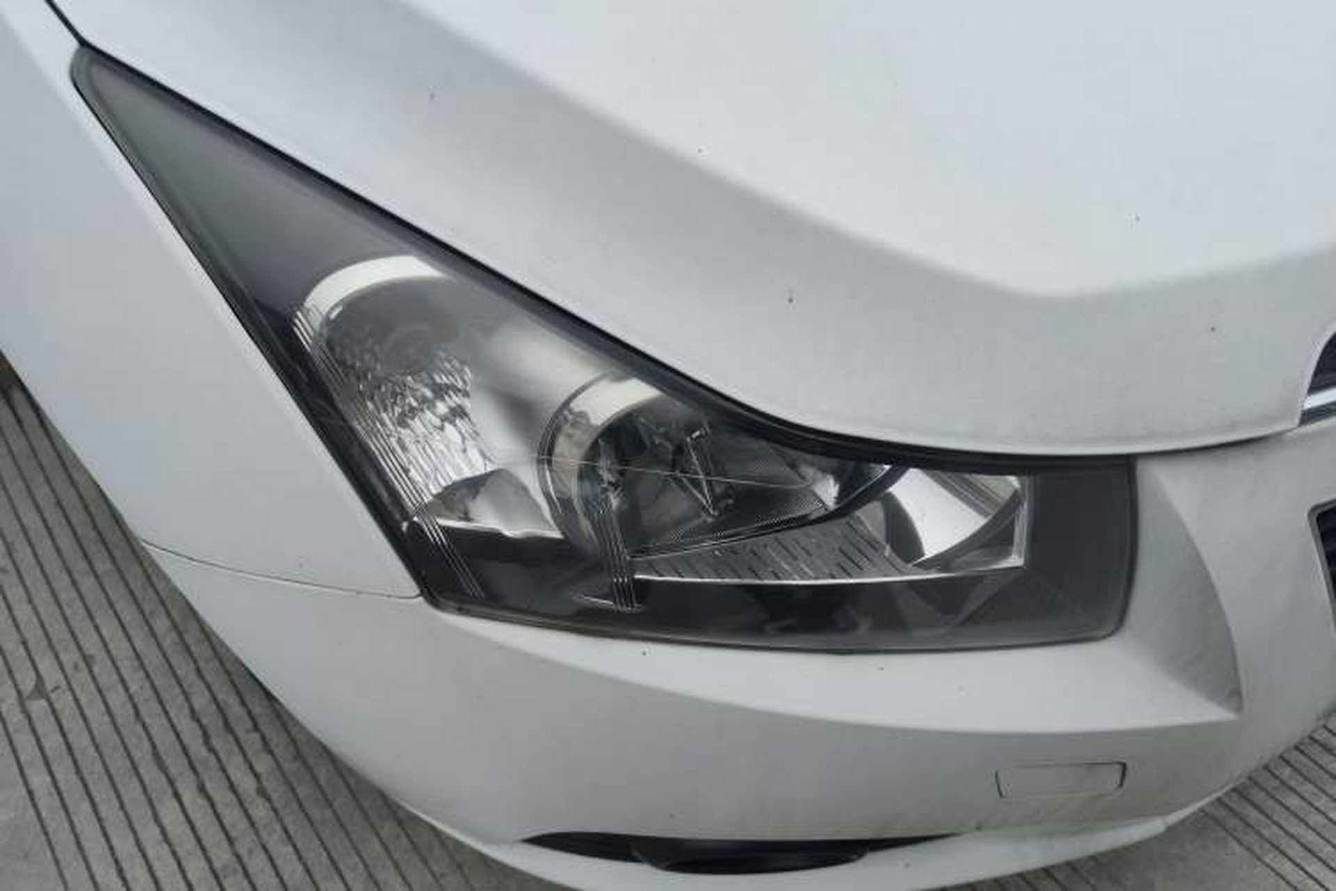 Used Chevrolet Cruze 2013 Hatchback 1.6L Manual Luxury Model Right Front Headlight