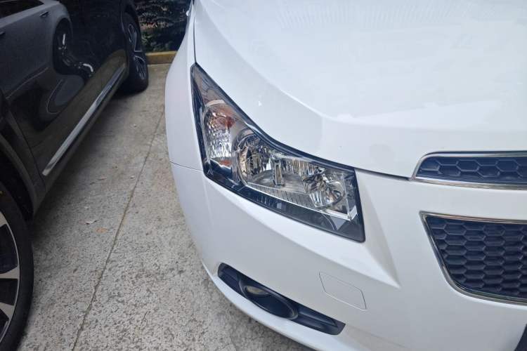 Used Chevrolet Cruze 2013 Hatchback 1.6T Automatic Flagship Model Right Front Headlight