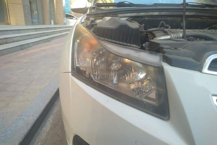 Used Chevrolet Cruze 2013 Hatchback 1.6L Manual Luxury Model Right Front Headlight