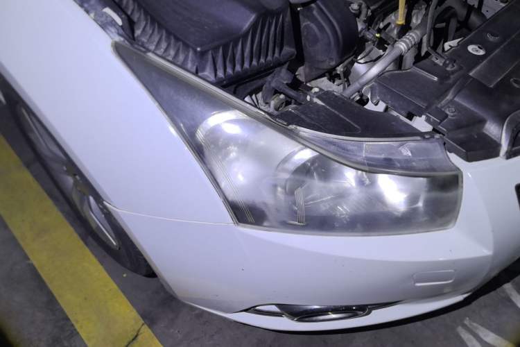 Used Chevrolet Cruze 2013 Hatchback 1.6L Manual Luxury Model Right Front Headlight
