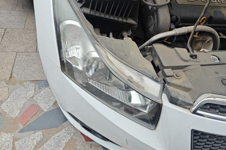 Used Chevrolet Cruze 2013 Hatchback 1.6L Manual Luxury Model Right Front Headlight