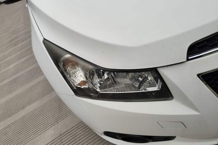 Used Chevrolet Cruze 2013 Hatchback 1.6L Manual Luxury Model Right Front Headlight