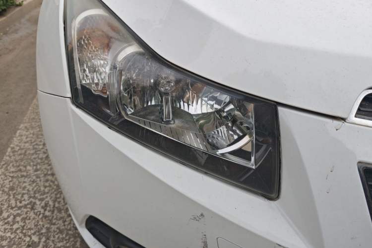 Used Chevrolet Cruze 2013 Hatchback 1.6L Manual Luxury Model Right Front Headlight
