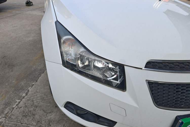 Used Chevrolet Cruze 2013 Hatchback 1.6L Manual Luxury Model Right Front Headlight