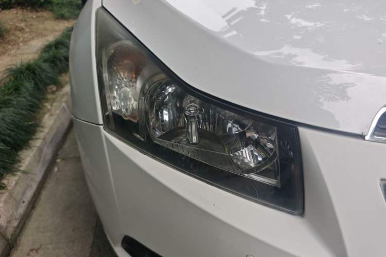 Used Chevrolet Cruze 2013 Hatchback 1.6L Manual Luxury Model Right Front Headlight