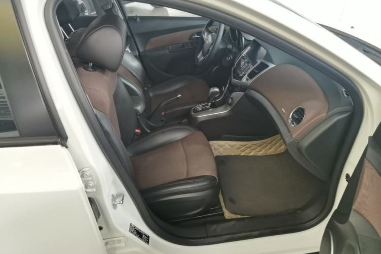 Used Chevrolet Cruze 2013 Hatchback 1.6L Automatic Luxury Model Right Front Seat