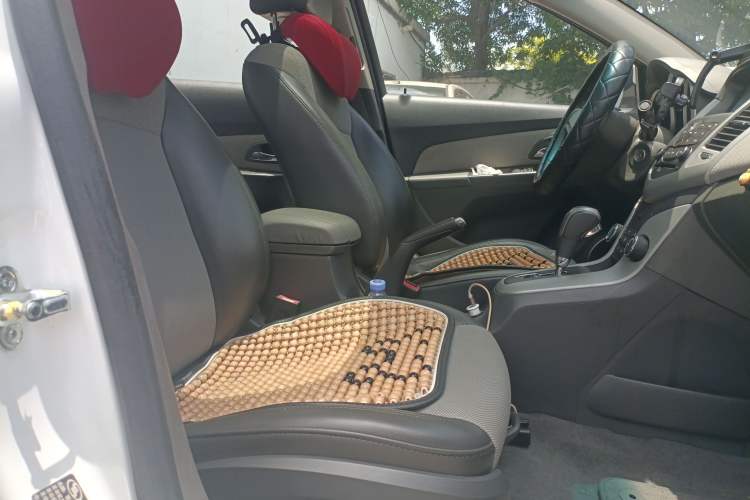 Used Chevrolet Cruze 2013 1.8L SE AT Right Front Seat
