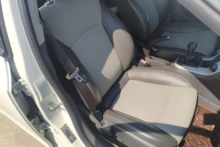 Used Chevrolet Cruze 2013 1.6L SL MT Right Front Seat