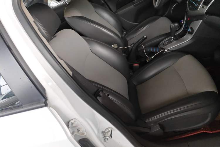 Used Chevrolet Cruze 2013 1.8L SE AT Right Front Seat