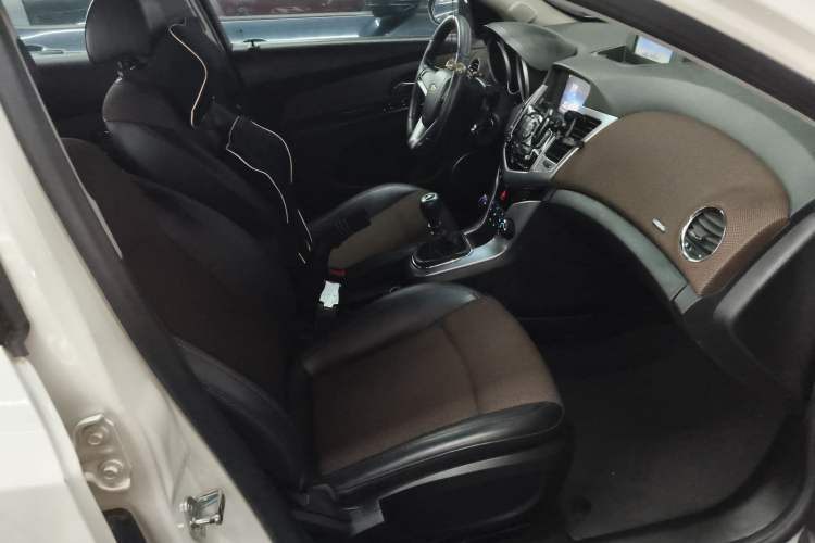 Used Chevrolet Cruze 2013 Hatchback 1.6L Manual Luxury Model Right Front Seat