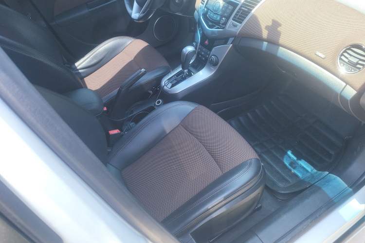 Used Chevrolet Cruze 2013 Hatchback 1.6L Automatic Luxury Model Right Front Seat