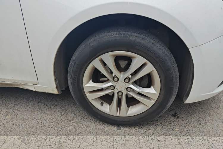 Used Chevrolet Cruze 2013 Hatchback 1.6L Automatic Luxury Model Right Front Wheel Hub