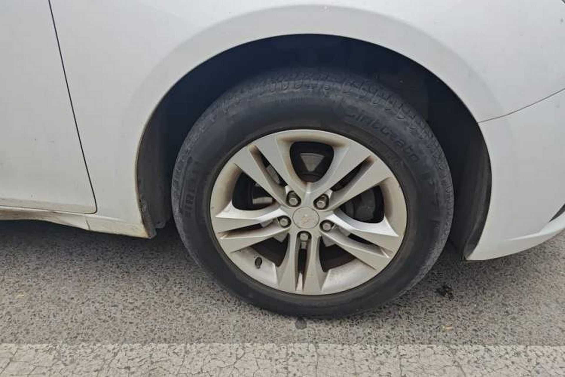 Used Chevrolet Cruze 2013 Hatchback 1.6L Automatic Luxury Model Right Front Wheel Hub