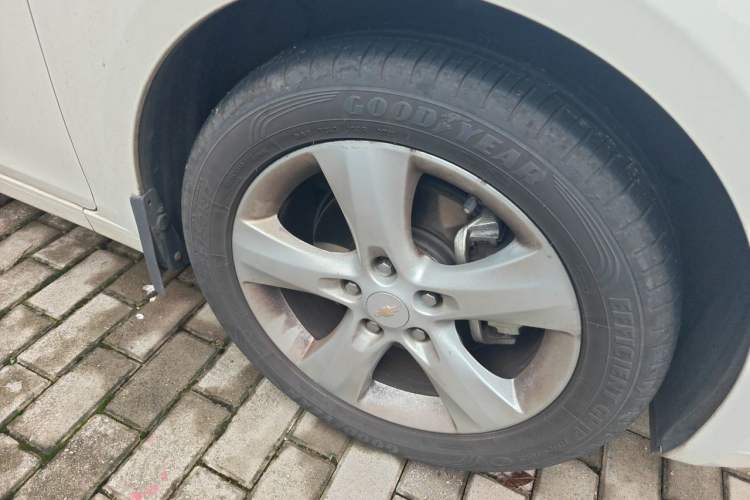Used Chevrolet Cruze 2013 Hatchback 1.6T Automatic Flagship Model Right Front Wheel Hub
