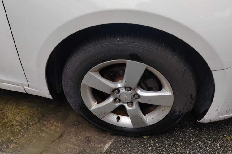 Used Chevrolet Cruze 2013 Hatchback 1.6L Manual Luxury Model Right Front Wheel Hub