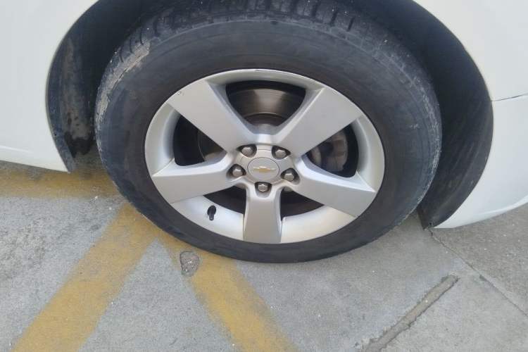 Used Chevrolet Cruze 2013 1.6L SE MT Right Front Wheel Hub