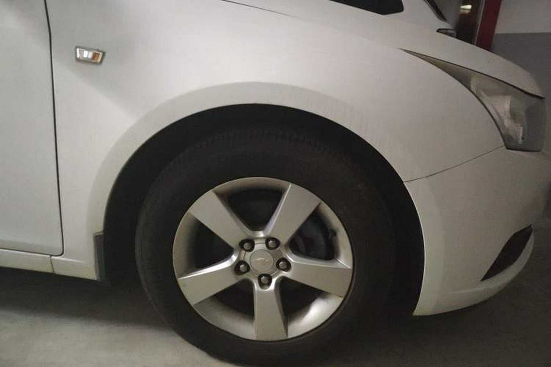 Used Chevrolet Cruze 2013 Hatchback 1.6L Manual Luxury Model Right Front Wheel Hub
