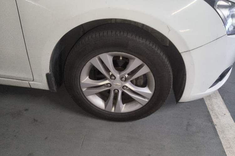 Used Chevrolet Cruze 2013 Hatchback 1.6L Automatic Luxury Model Right Front Wheel Hub
