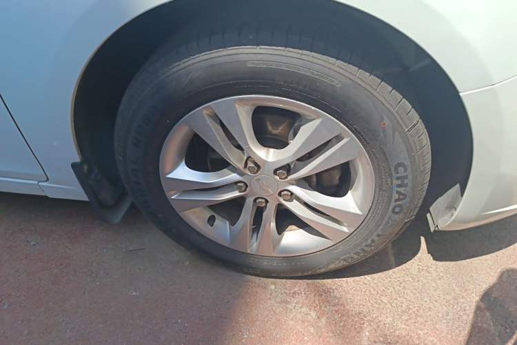 Used Chevrolet Cruze 2013 Hatchback 1.6L Manual Luxury Model Right Front Wheel Hub