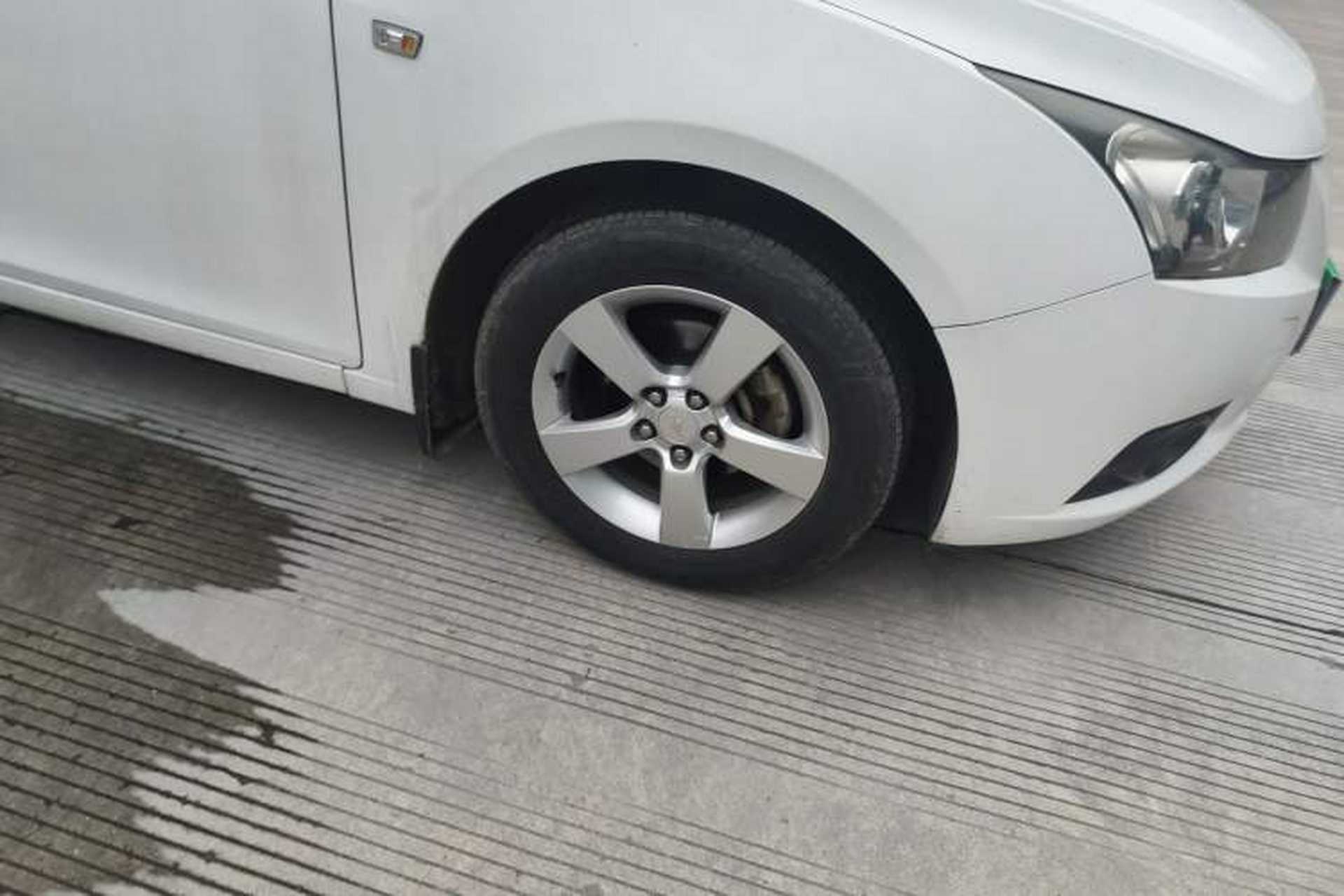 Used Chevrolet Cruze 2013 Hatchback 1.6L Manual Luxury Model Right Front Wheel Hub