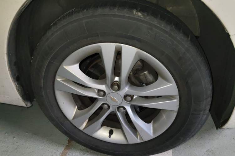 Used Chevrolet Cruze 2013 Hatchback 1.6L Automatic Luxury Model Right Front Wheel Hub