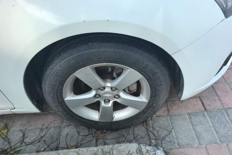 Used Chevrolet Cruze 2013 1.6L SL Grand Edition Manual Transmission Right Front Wheel Hub