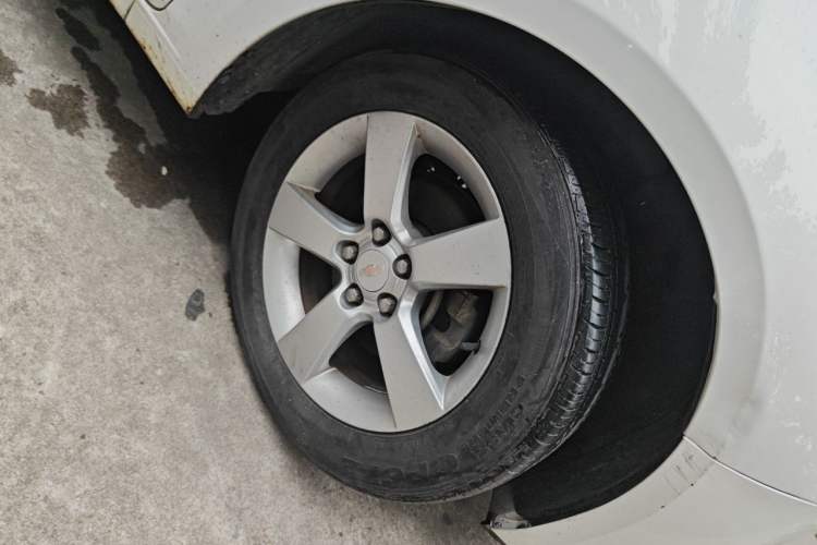 Used Chevrolet Cruze 2013 Hatchback 1.6L Automatic Luxury Model Right Front Wheel Hub