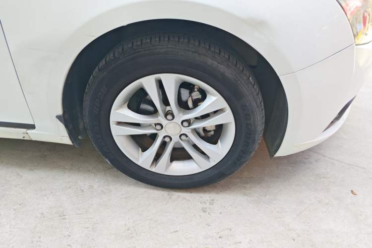 Used Chevrolet Cruze 2013 Hatchback 1.6L Manual Luxury Model Right Front Wheel Hub
