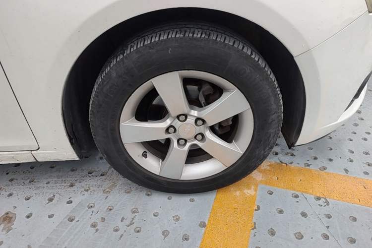 Used Chevrolet Cruze 2013 Hatchback 1.6L Automatic Luxury Model Right Front Wheel Hub