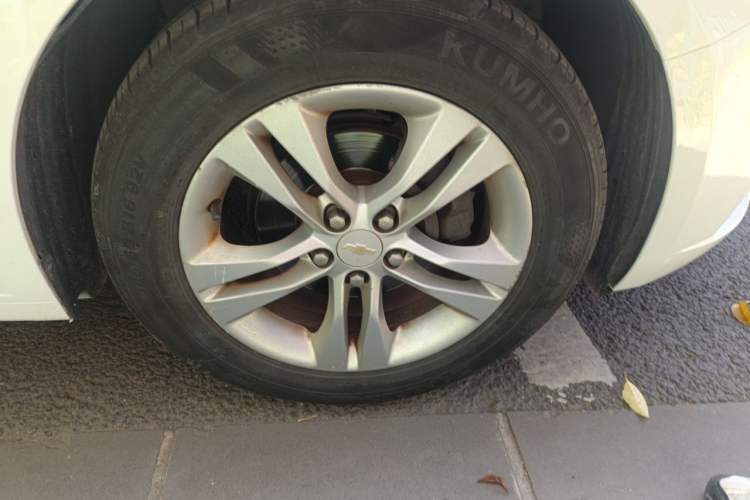 Used Chevrolet Cruze 2013 Hatchback 1.6L Manual Luxury Model Right Front Wheel Hub