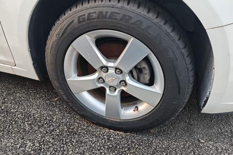 Used Chevrolet Cruze 2013 Hatchback 1.6L Automatic Luxury Model Right Front Wheel Hub