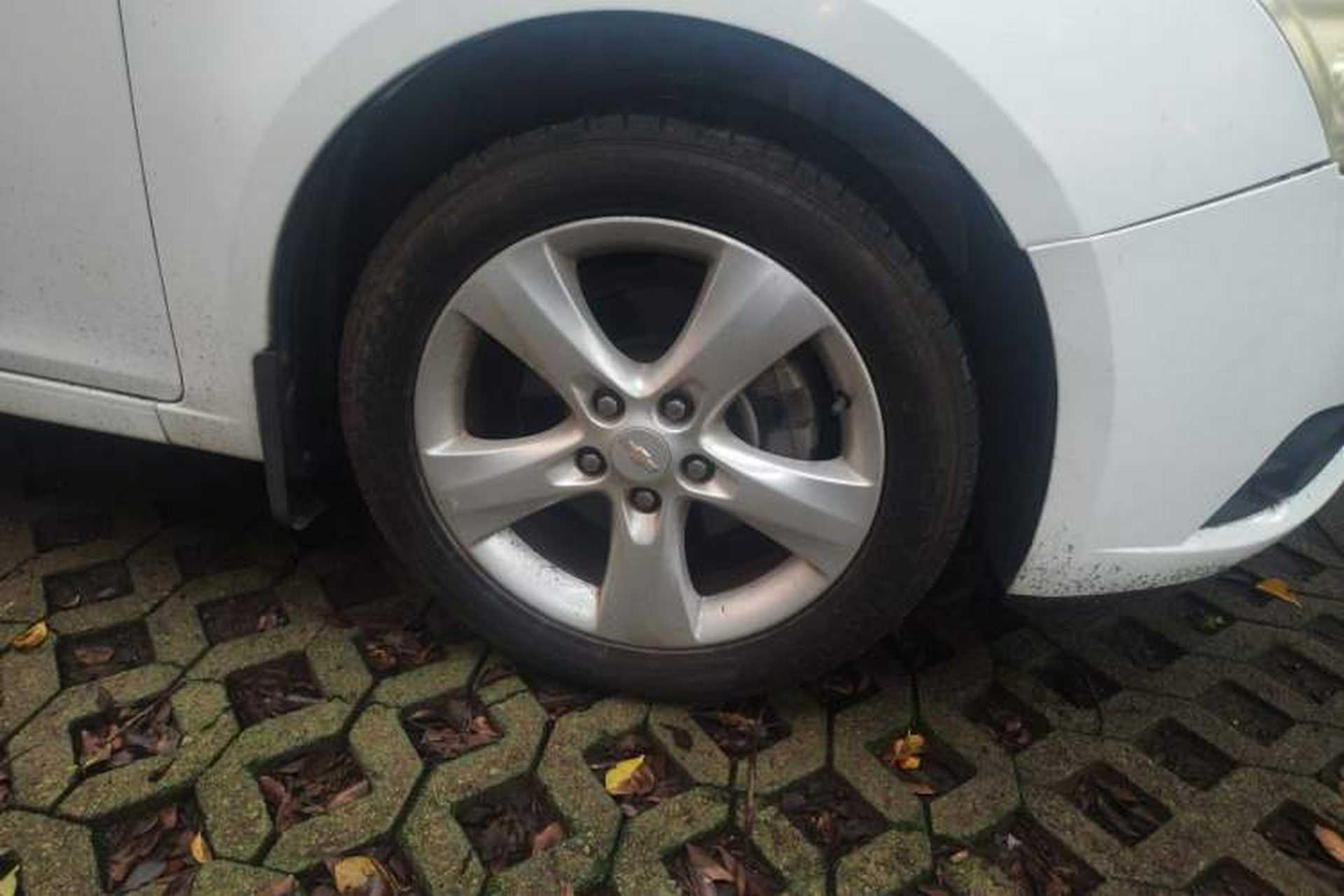 Used Chevrolet Cruze 2013 Hatchback 1.6T Automatic Flagship Model Right Front Wheel Hub