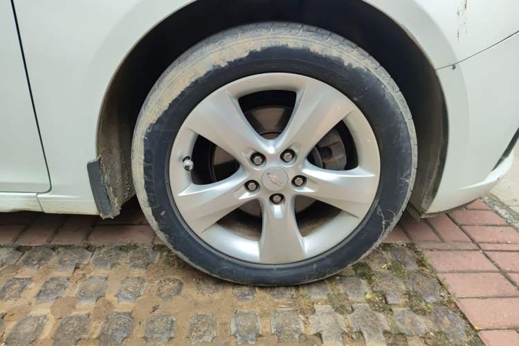 Used Chevrolet Cruze 2013 Hatchback 1.6T Automatic Flagship Model Right Front Wheel Hub