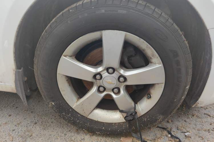 Used Chevrolet Cruze 2013 Hatchback 1.6L Manual Luxury Model Right Front Wheel Hub