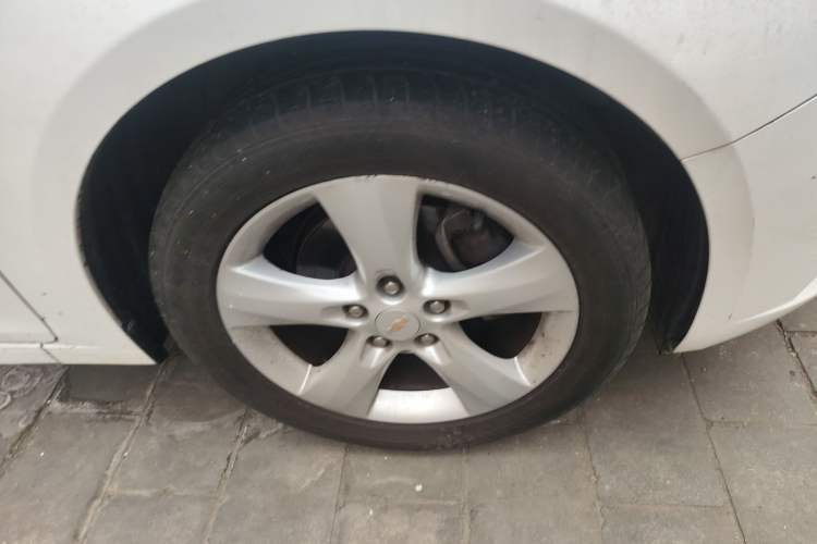 Used Chevrolet Cruze 2013 Hatchback 1.6T Automatic Flagship Model Right Front Wheel Hub