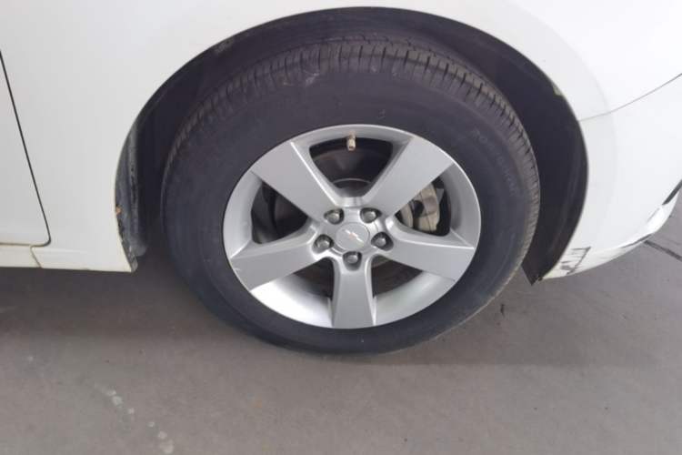 Used Chevrolet Cruze 2013 Hatchback 1.6L Automatic Luxury Model Right Front Wheel Hub