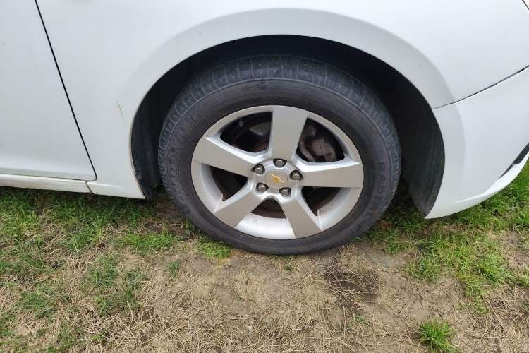 Used Chevrolet Cruze 2013 Hatchback 1.6L Manual Luxury Model Right Front Wheel Hub