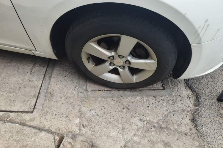 Used Chevrolet Cruze 2013 1.6L SE MT Right Front Wheel Hub