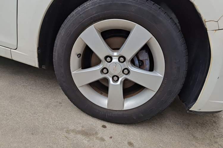 Used Chevrolet Cruze 2013 Hatchback 1.6L Manual Luxury Model Right Front Wheel Hub