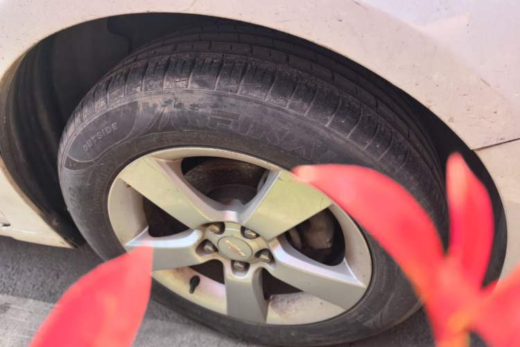 Used Chevrolet Cruze 2013 Hatchback 1.6L Automatic Luxury Model Right Front Wheel Hub