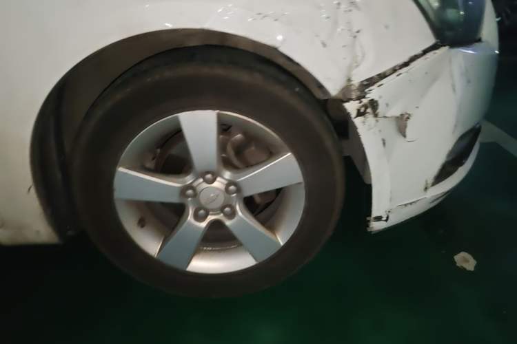 Used Chevrolet Cruze 2013 Hatchback 1.6L Manual Luxury Model Right Front Wheel Hub