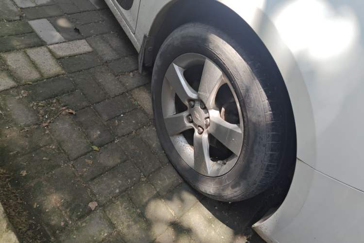 Used Chevrolet Cruze 2013 Hatchback 1.6L Automatic Luxury Model Right Front Wheel Hub