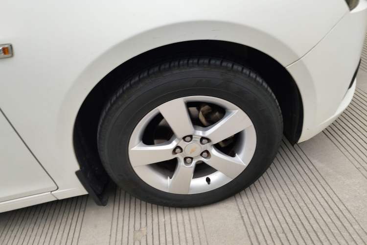 Used Chevrolet Cruze 2013 Hatchback 1.6L Manual Luxury Model Right Front Wheel Hub