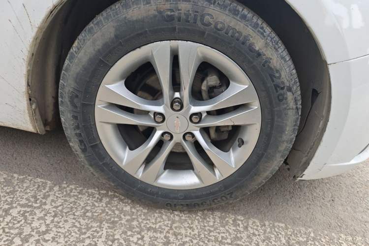 Used Chevrolet Cruze 2013 Hatchback 1.6L Manual Luxury Model Right Front Wheel Hub
