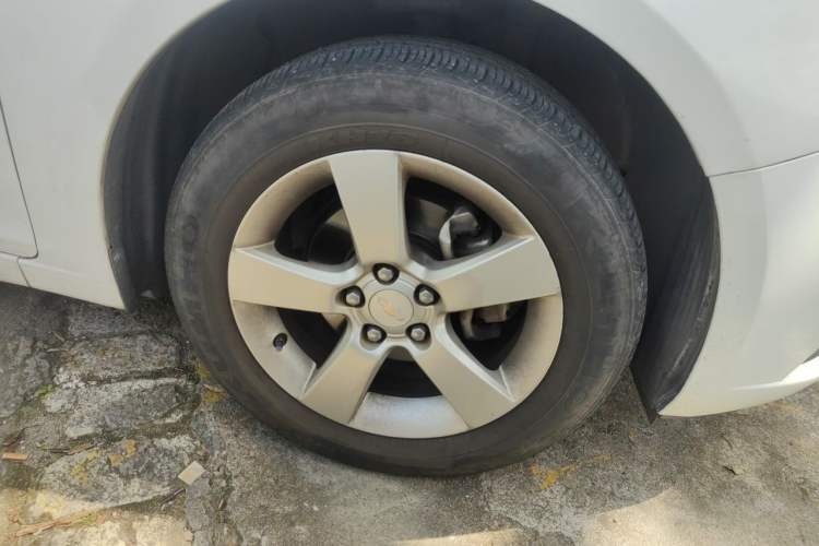 Used Chevrolet Cruze 2013 Hatchback 1.6L Automatic Luxury Model Right Front Wheel Hub