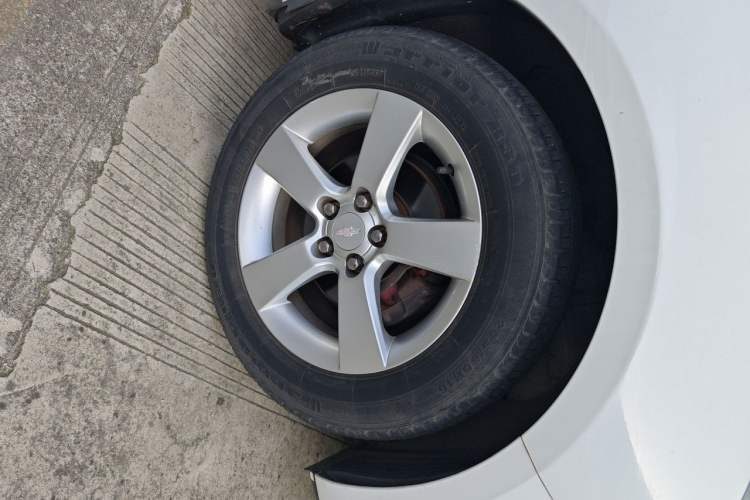 Used Chevrolet Cruze 2013 Hatchback 1.6L Manual Luxury Model Right Front Wheel Hub