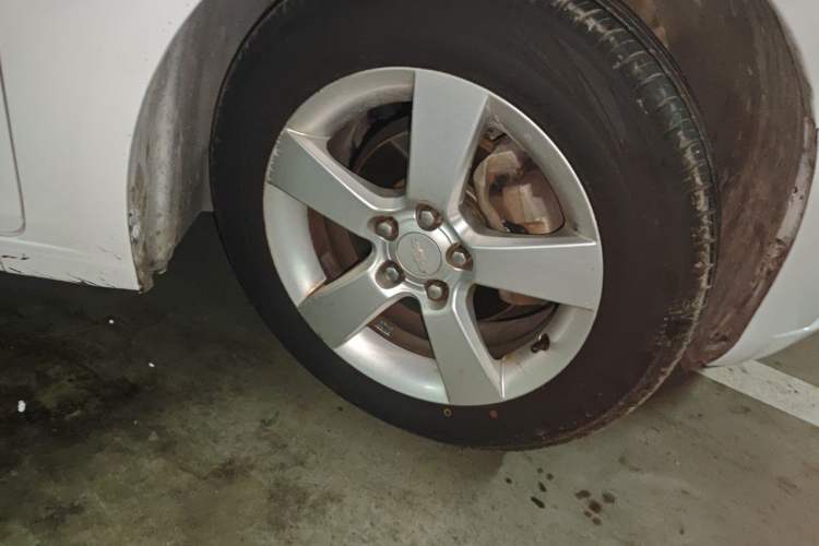 Used Chevrolet Cruze 2013 Hatchback 1.6L Manual Luxury Model Right Front Wheel Hub