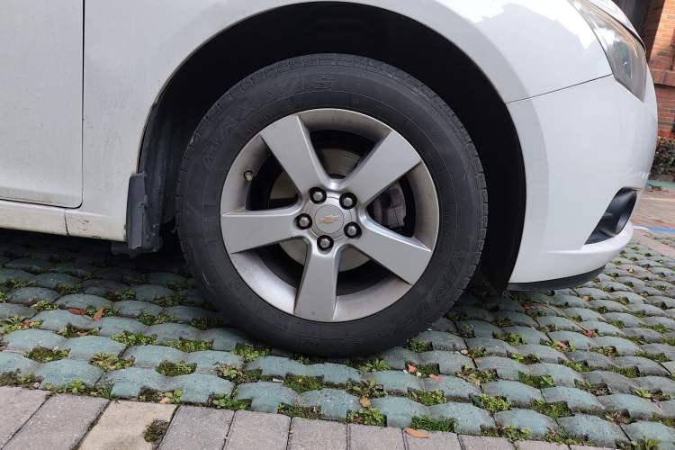Used Chevrolet Cruze 2013 Hatchback 1.6L Automatic Luxury Model Right Front Wheel Hub