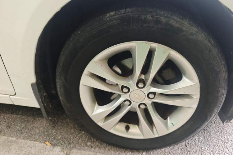 Used Chevrolet Cruze 2013 Hatchback 1.6L Manual Luxury Model Right Front Wheel Hub