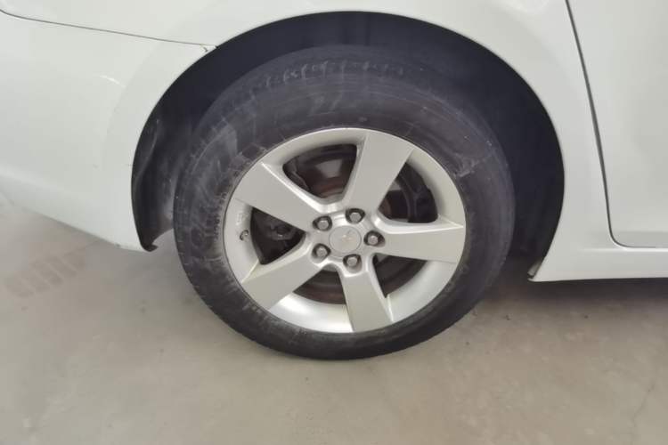 Used Chevrolet Cruze 2013 Hatchback 1.6L Automatic Luxury Model Right Rear Wheel Hub